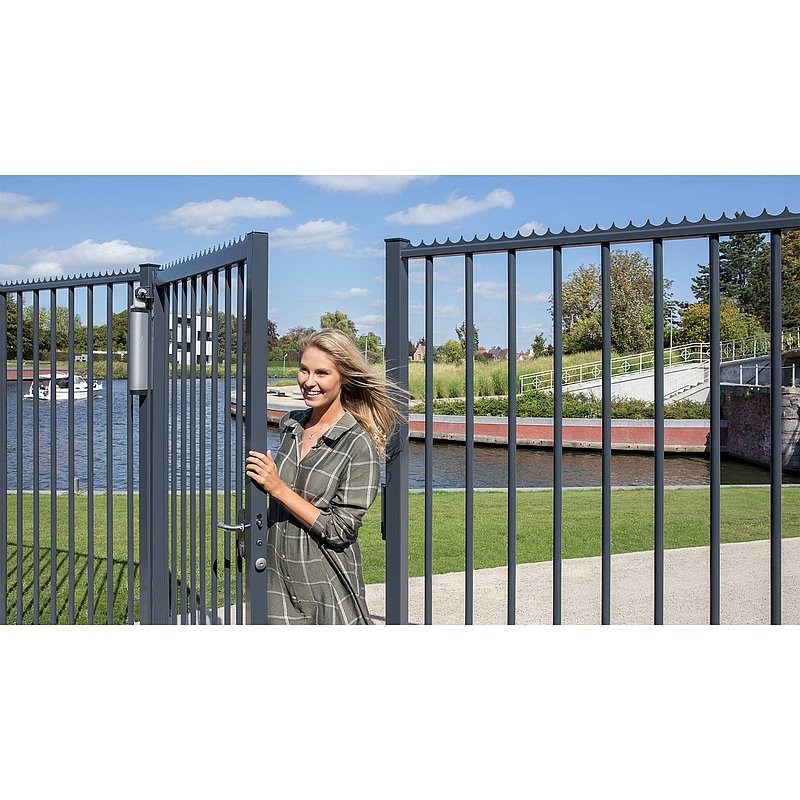 Aesthetic 180° gate closer with direct connection to the gate hinge - THINO, black RAL 9005