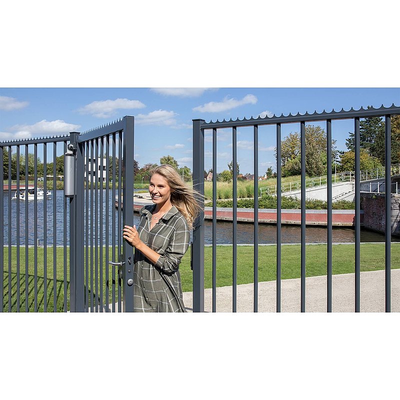 Aesthetic 180° gate closer with direct connection to the gate hinge - THINO, colour silver