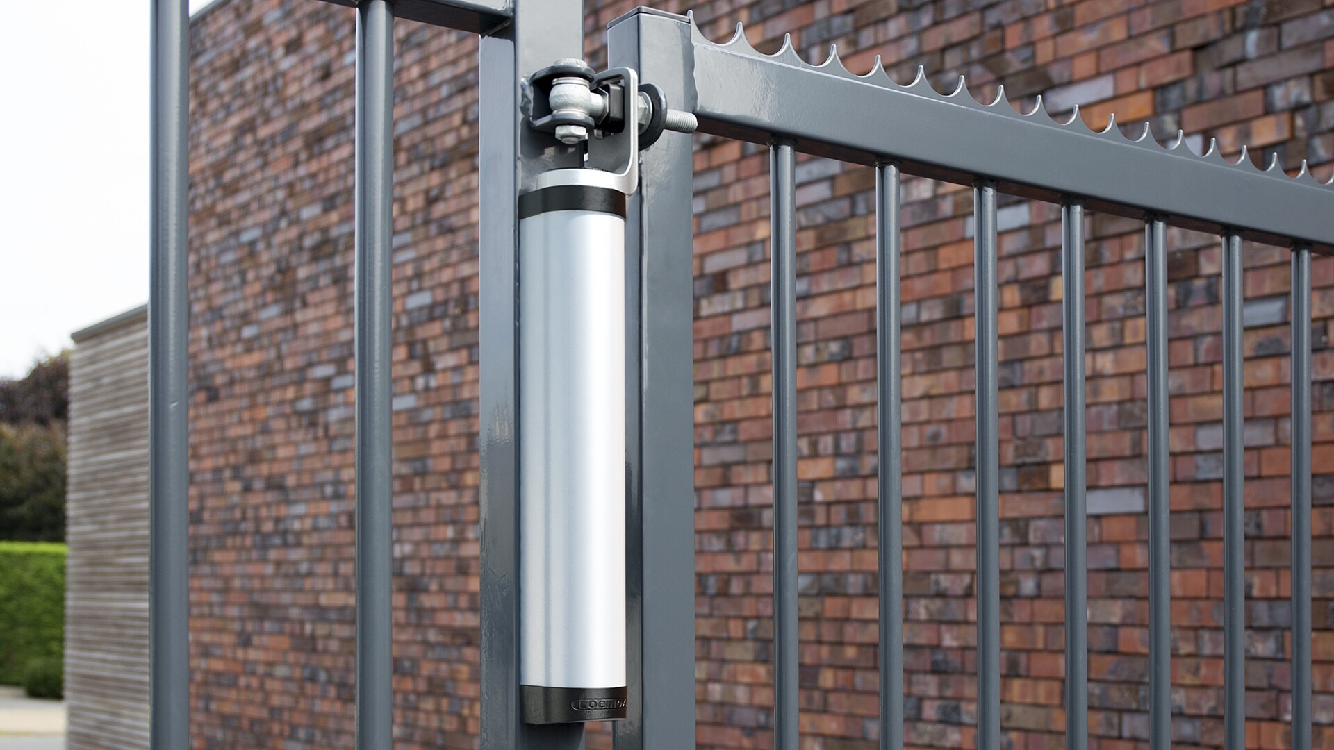 Ästhetischer 180° Torschließer mit direkter Verbindung zum Torband - THINO, schwarz RAL 9005